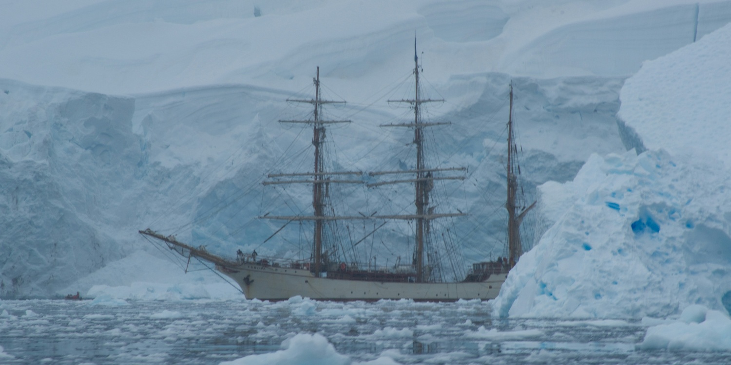 expedition-ship-in-ice
