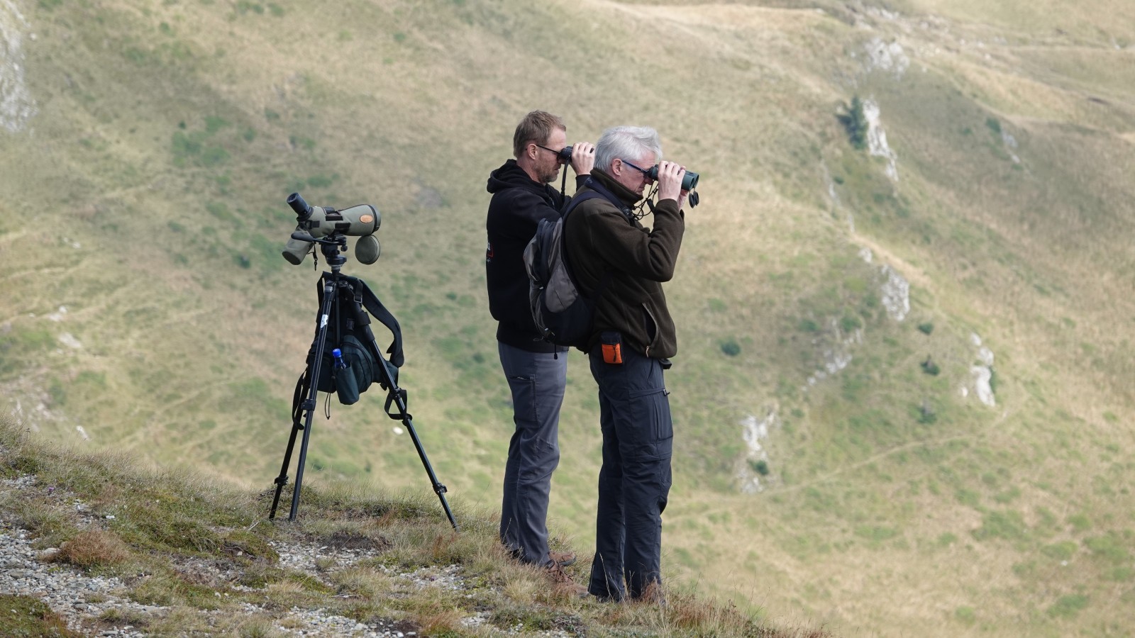 Lou Bertalan beim Birden mit Kollege in den Bergen