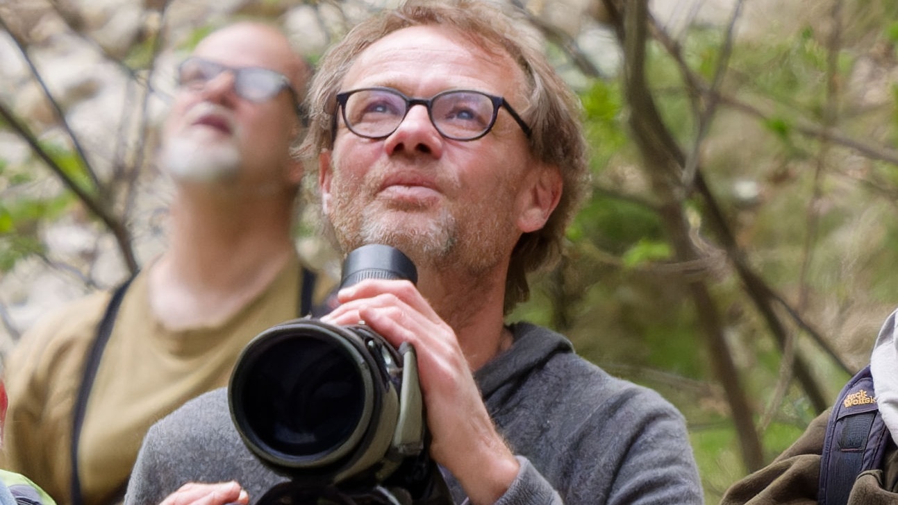 Vogelexperte Lou Bertalan beim Birden mit Gruppe