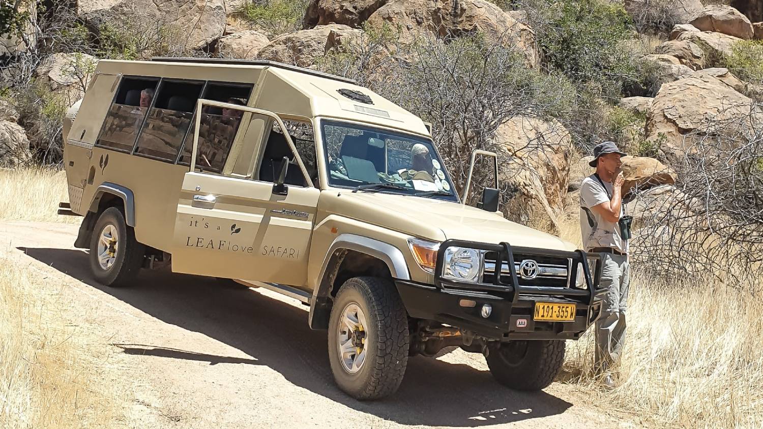 Albert Voigts beim birden am Jeep in Namibia